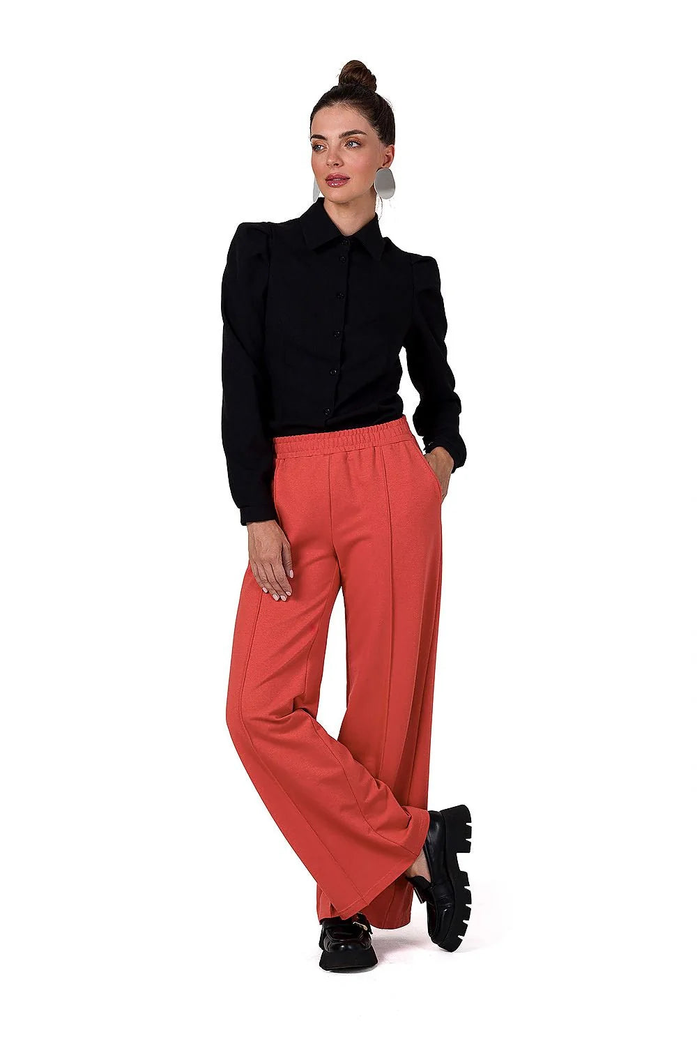 Ensemble mode femme chemisier noir pantalon large rose saumon manches longues coupe ajustée taille haute élastique
