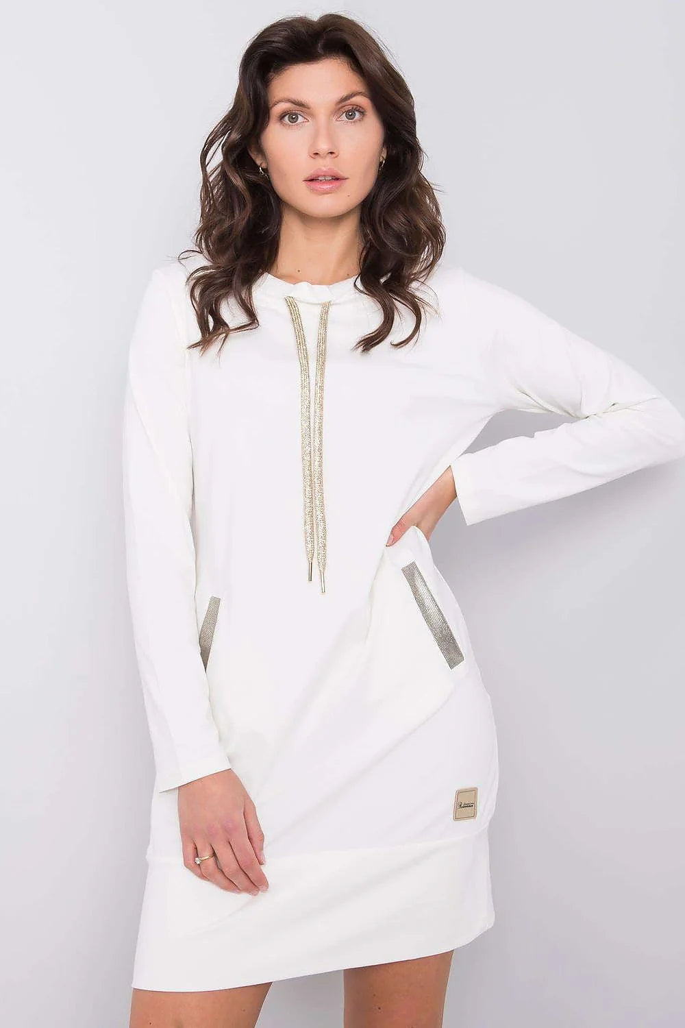 Robe blanche coton élasthanne élégante moderne manches longues détails dorés coupe droite décontractée casual