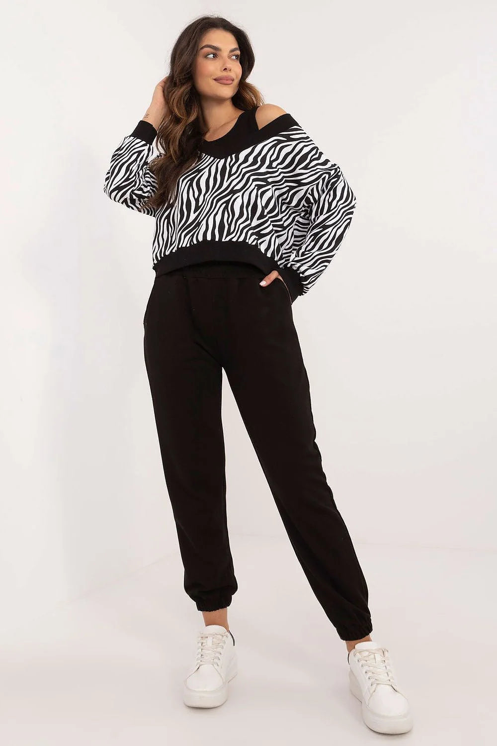Ensemble femme style décontracté pull zébré noir et blanc pantalon noir taille élastique baskets blanches