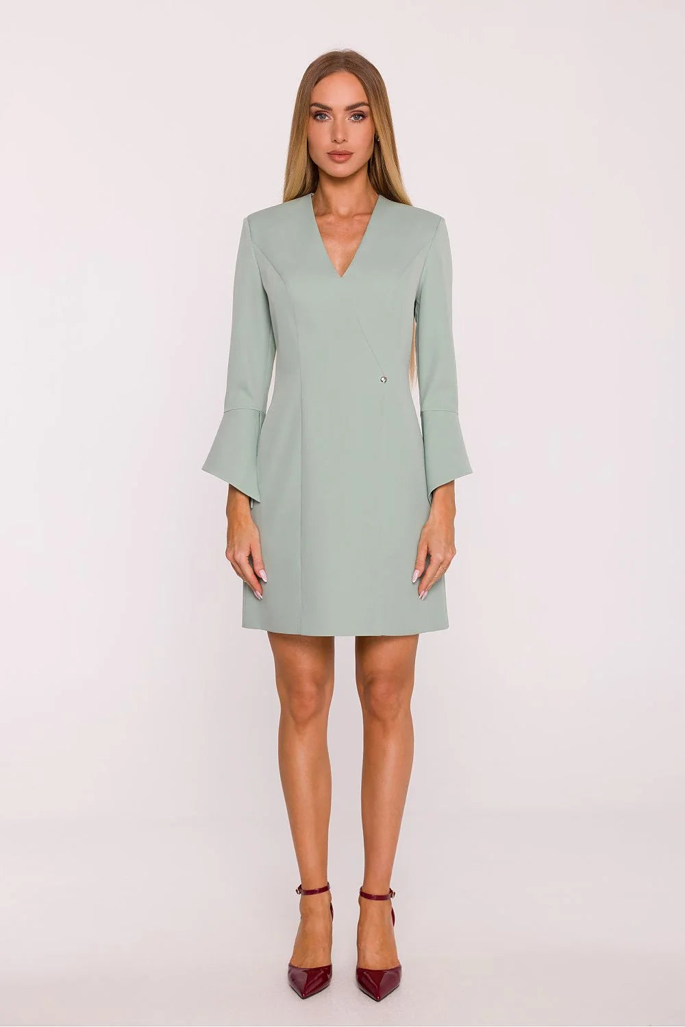 robe courte ajustée vert sauge tissu structuré mat col V graphique manches troisquarts cloche cintrée taille bijou métallique fabriquée Pologne