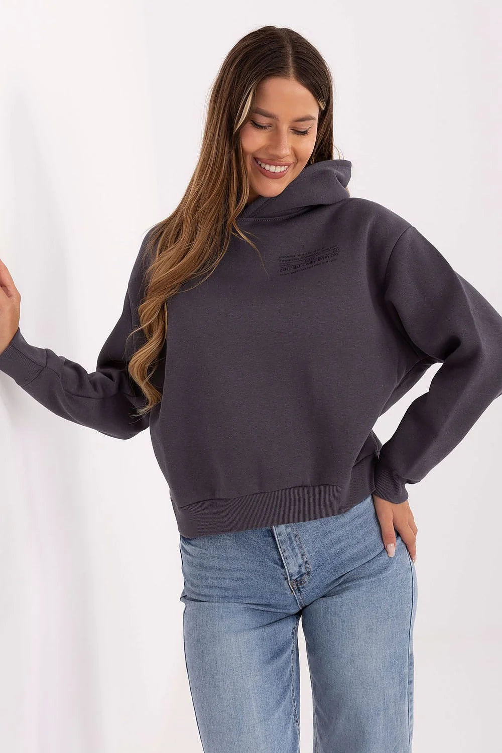 sweat capuche femme oversized court molleton coton polyester gris anthracite coupe boxy bordcôte poignets manches longues tombantes imprimé tonal discret