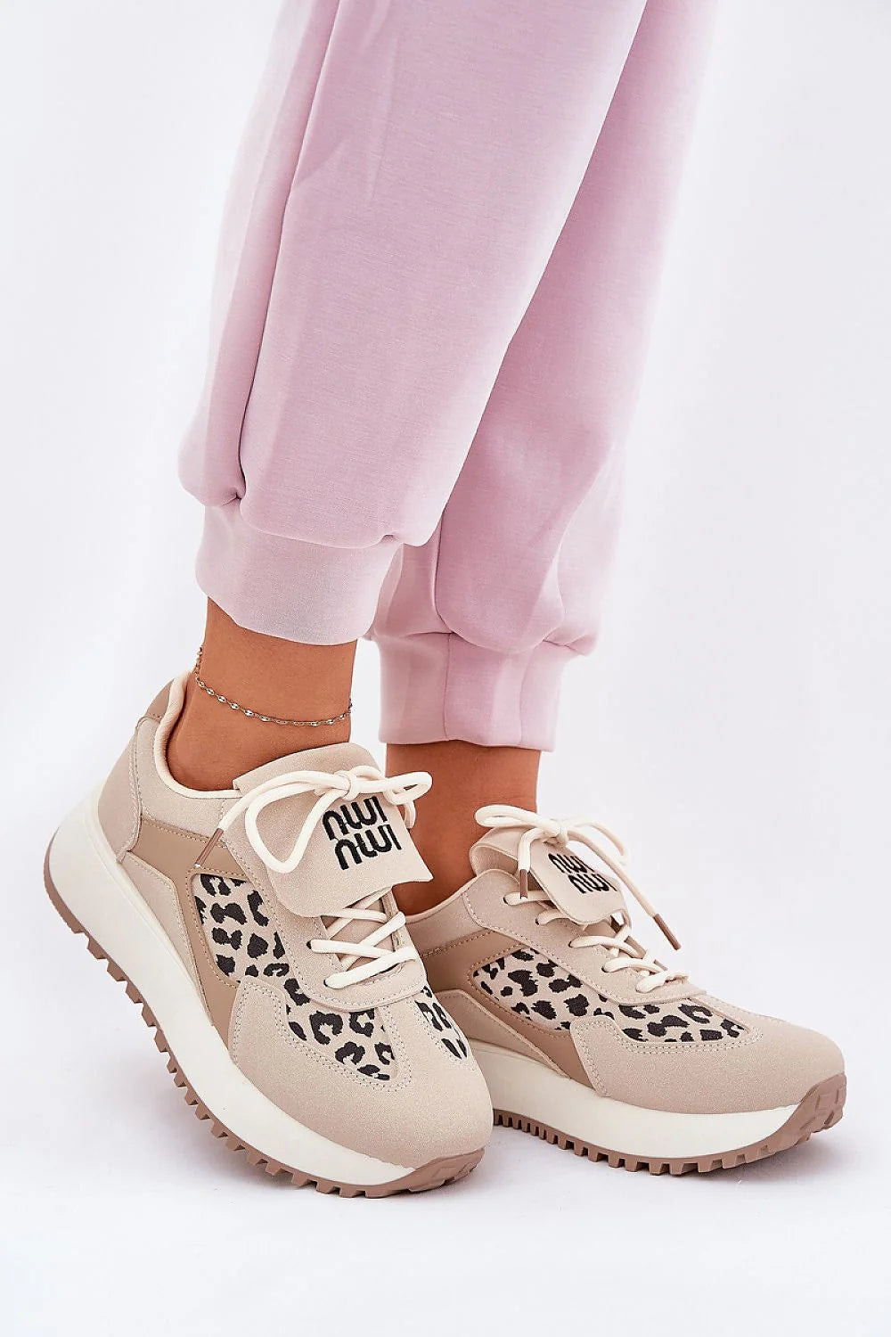 Chaussures de sport modernes pour femmes en cuir synthétique, motifs léopard, semelle épaisse, style versatile, confort maximal, mode urbaine, occasions multiples, design éco-responsable, parfait pour les promenades et les activités quotidiennes