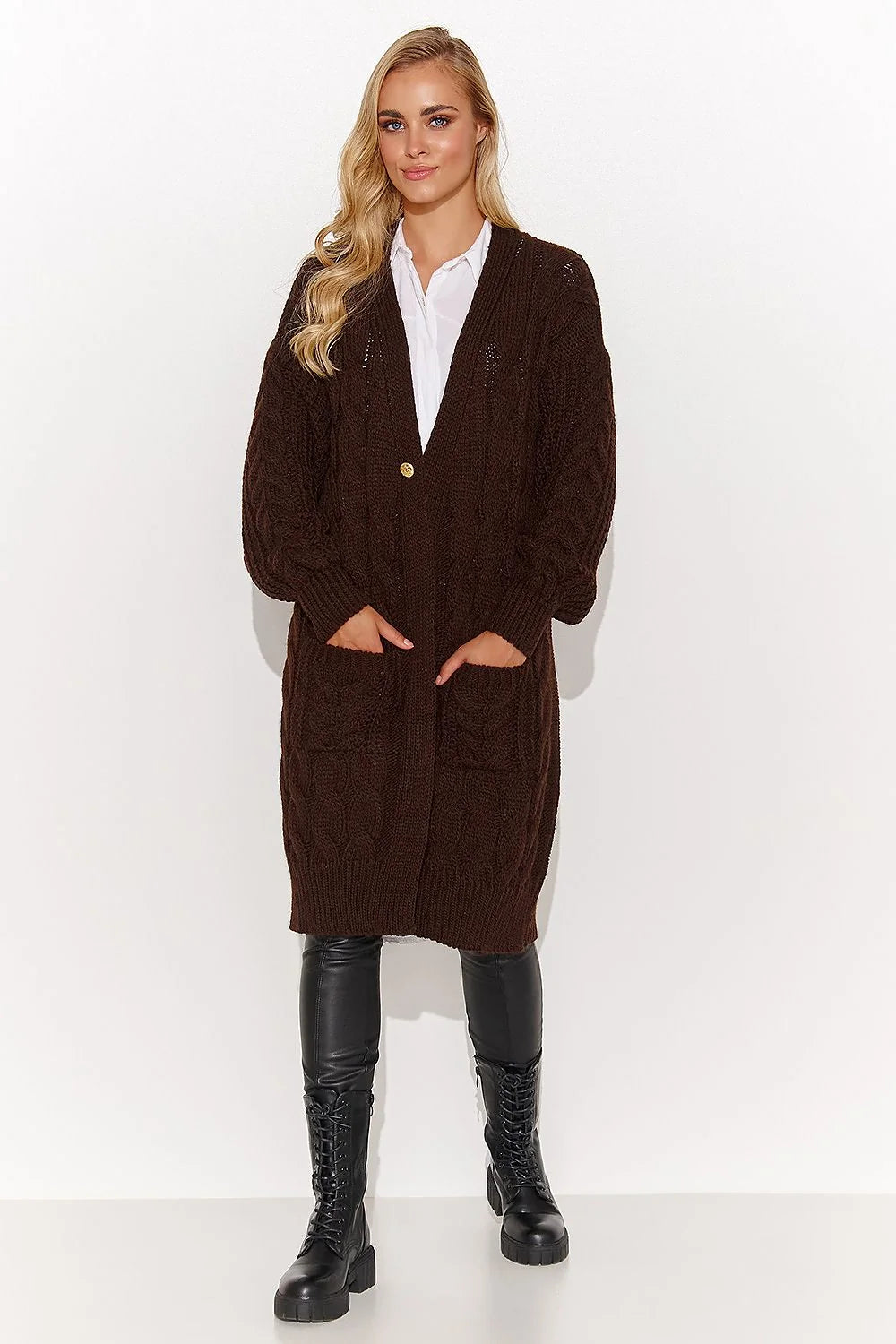 Cardigan Makadamia pour femme en laine acrylique tricot torsadé couleurs cappuccino beige miel noir chocolat longueur hanches manches longues poches bouton doré