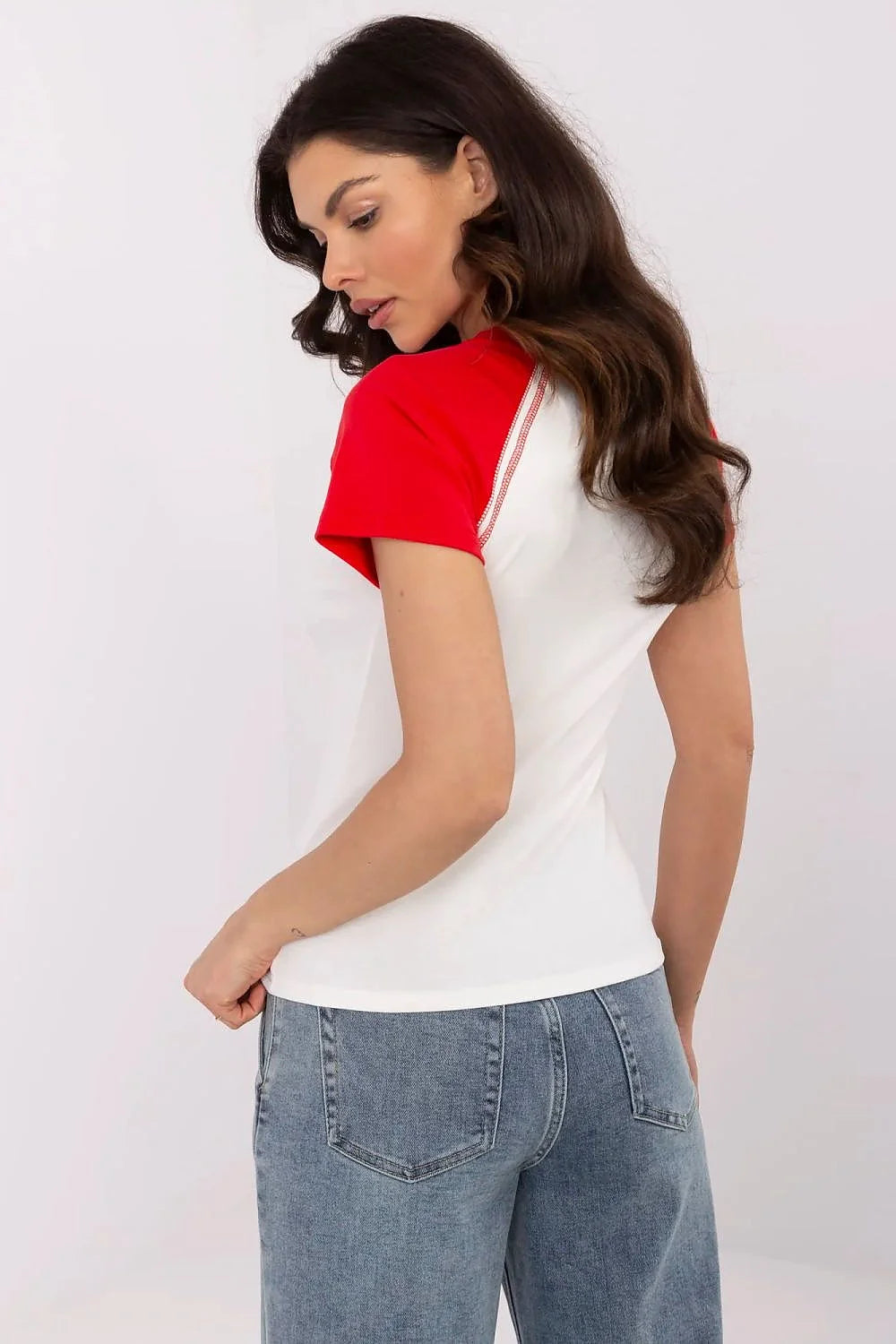 T-shirt femme style raglan manches courtes col rond contrasté motif cœur LOVE couleur blanc et rouge ajusté moderne