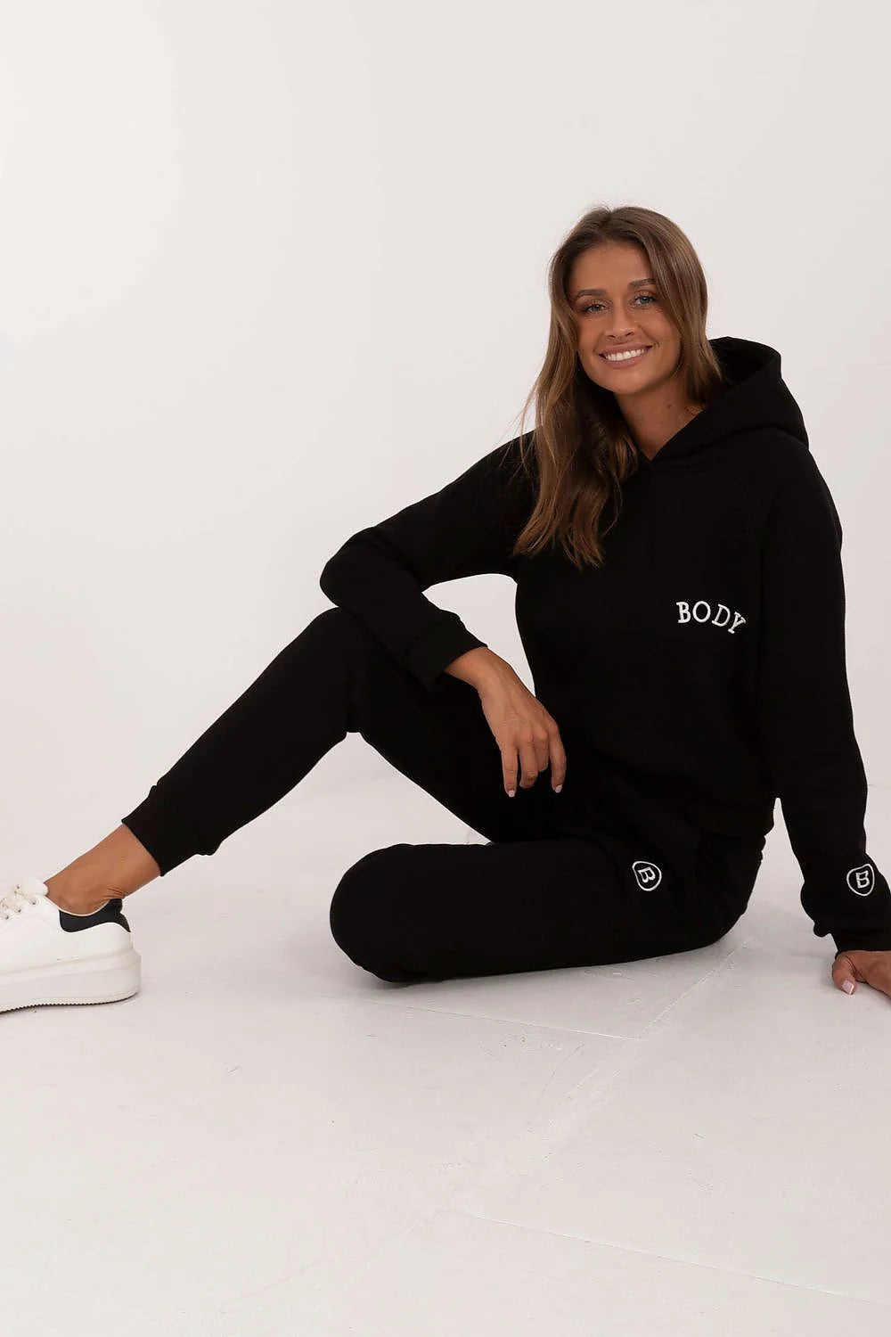 Ensemble de vêtements décontracté pour femmes sweat à capuche pantalon jogging couleur noire blanche logo simple style moderne occasion casual urban sportswear taille ajustable matière confortable