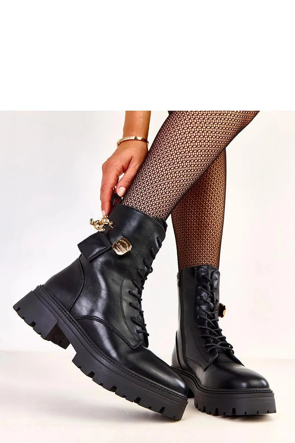 bottines femme cuir artificiel noir tige 17cm bout rond doublure chaude talon 5cm semelle crantée lacets fermetureeclair pendentif doré ours