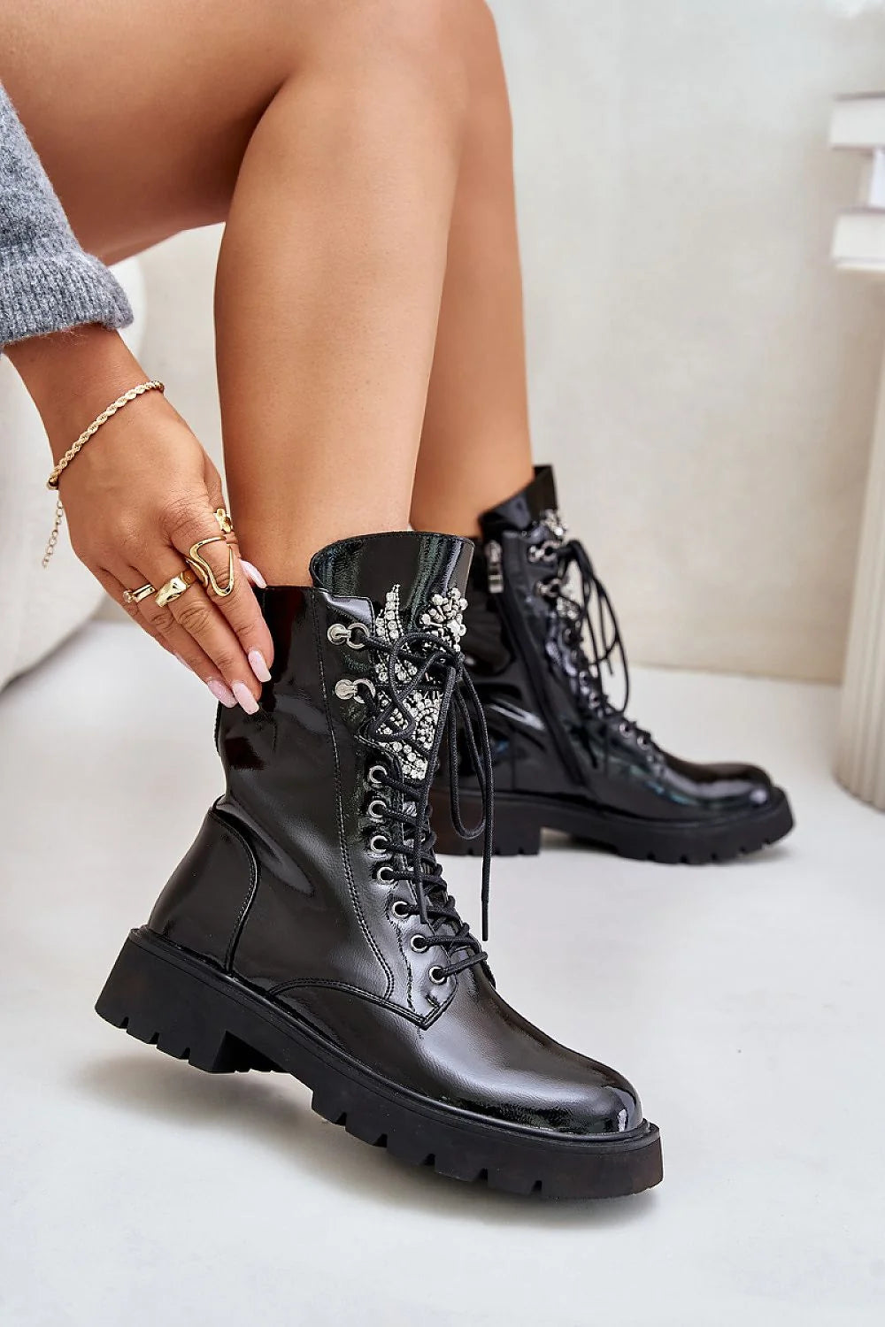 Bottines femmes design moderne robuste et chic cuir écologique style militaire laçage métallique décoration paillettes automne hiver confort