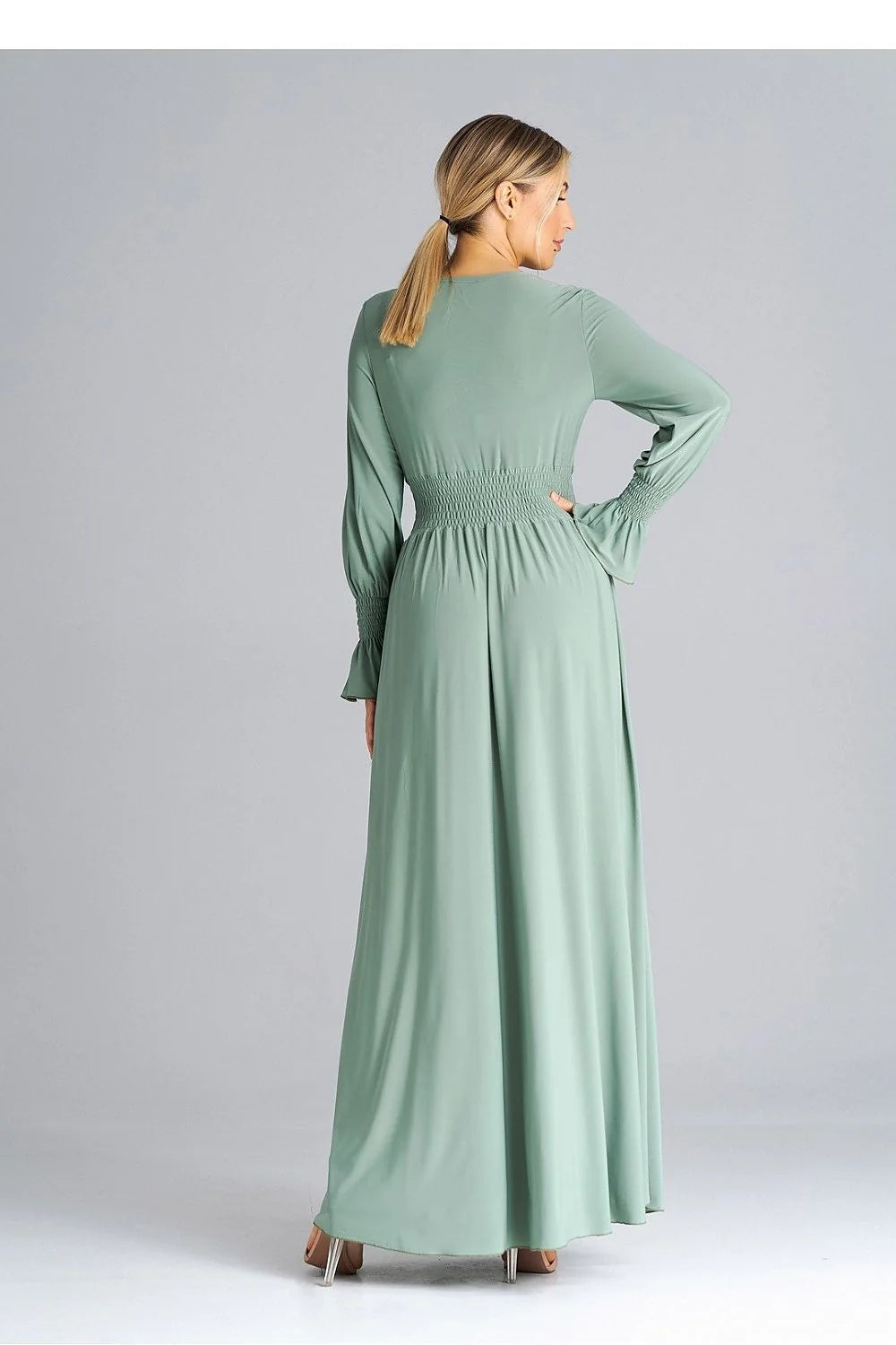 robe soirée longue vert sauge bohème chic décolleté V profond taille marquée smockée manches longues bouffantes poignets smockés fente latérale