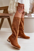 Bottes ajourées femelles suédine écologique tige haute genou motif floral laser-cut talon modéré boucle arrondie style bohème-chic