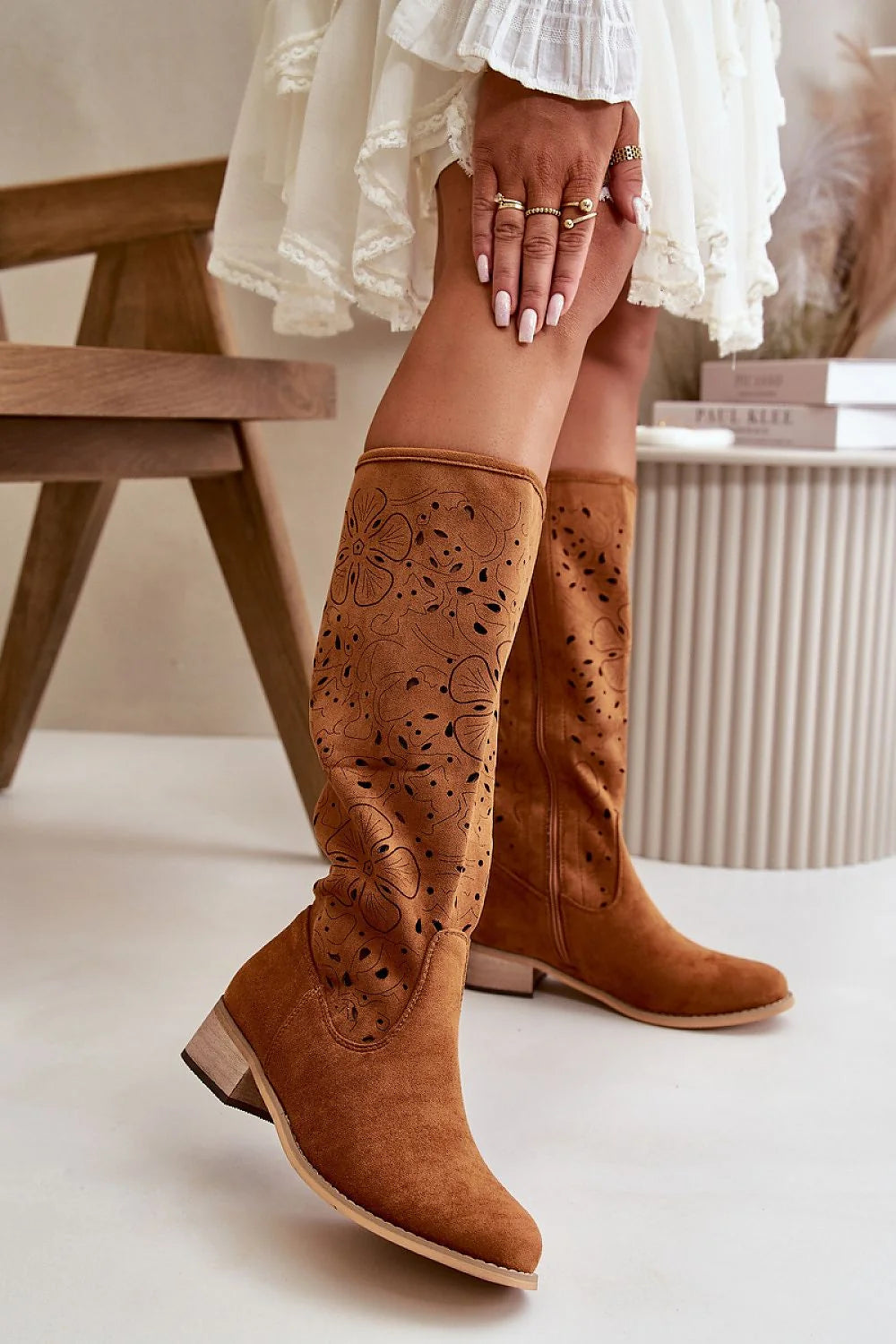Bottes ajourées femelles suédine écologique tige haute genou motif floral laser-cut talon modéré boucle arrondie style bohème-chic