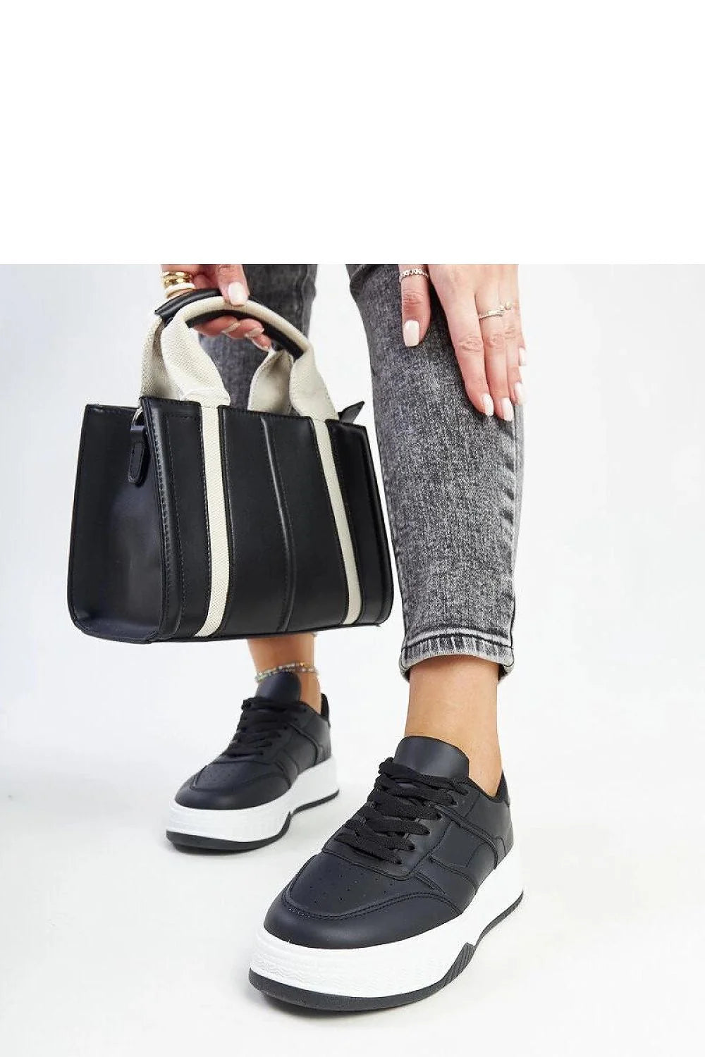 Baskets femme design moderne tendance baskets basses semelle épaisse cuir synthétique noir blanc confort urbain mode décontractée