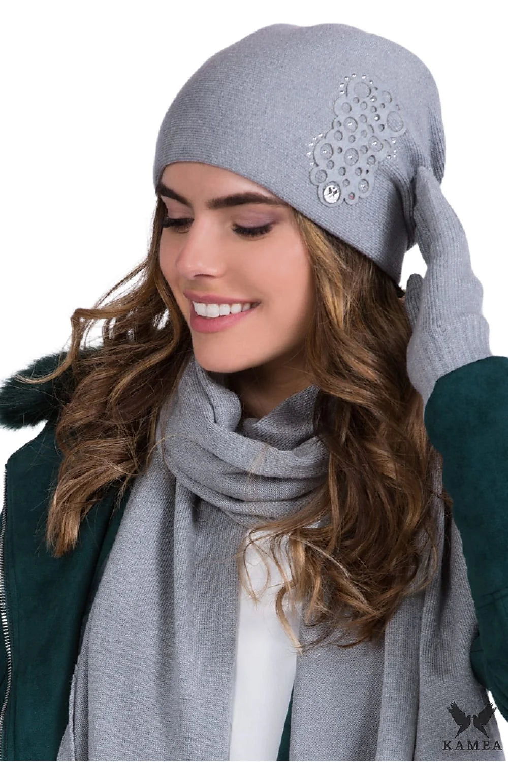 Ensemble mode hiver bonnet écharpe gants femmes design moderne épuré couleur gris clair tricot laine acrylique confort isolation froid
