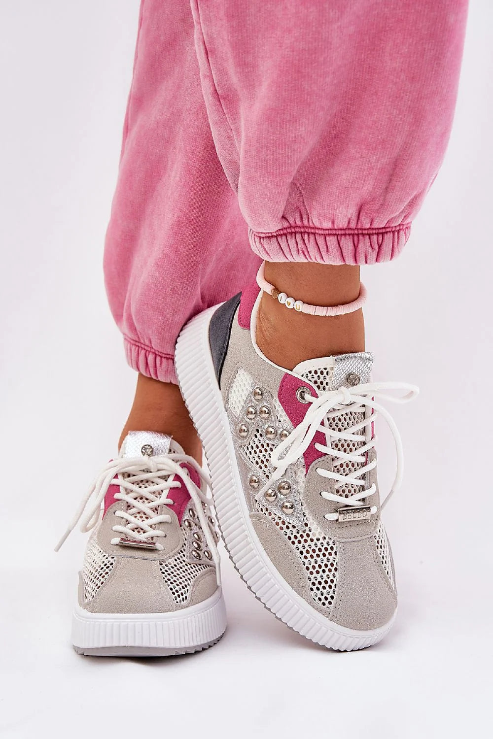 Baskets femmes style urbain coupe basse matelassée cuir synthétique maille blanche rose vif accents métalliques