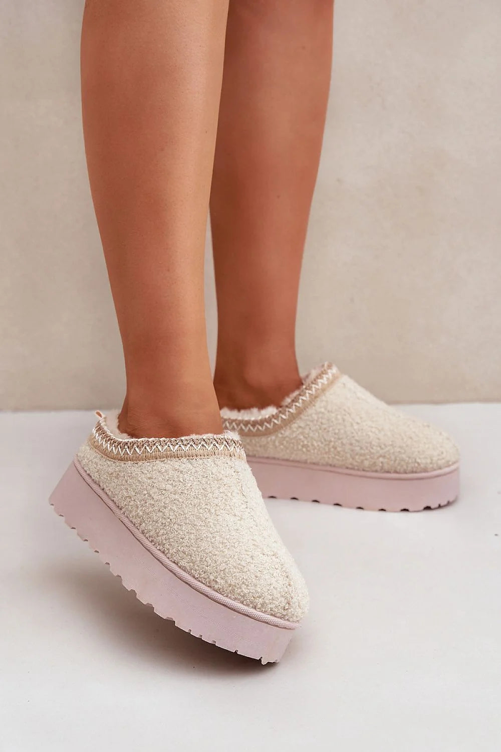 Bottes de neige modernes pour femmes en fourrure de mouton tige en bouclé beige semelle rose pâle confort thermique hiver