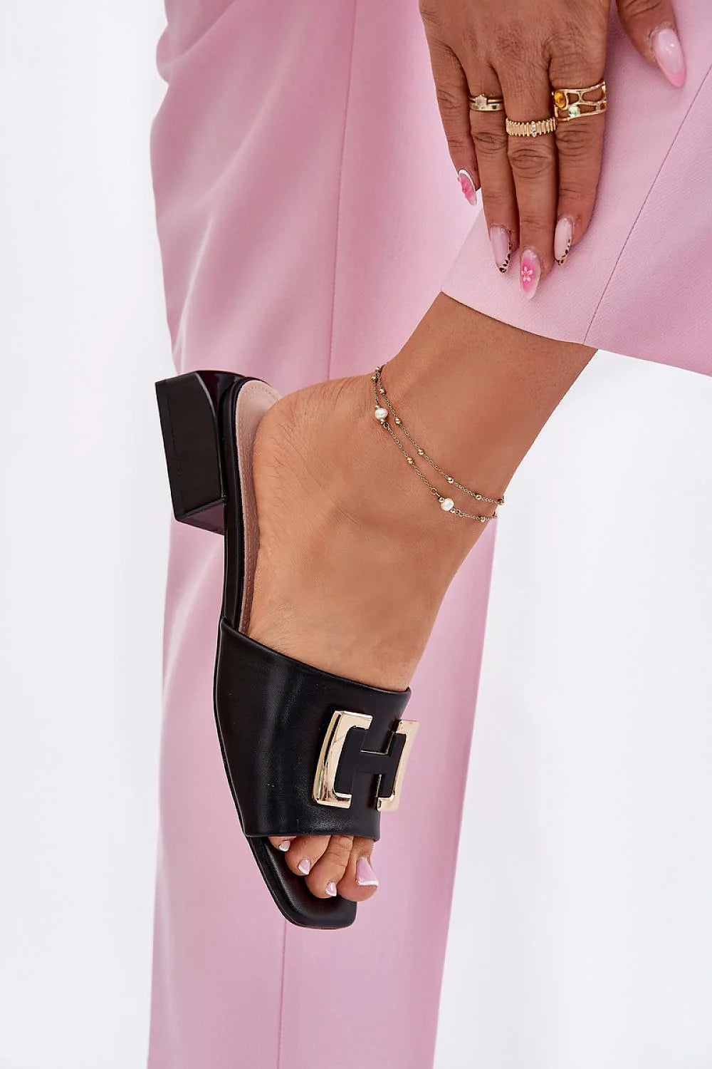 Mules femme élégantes style moderne cuir noir talon carré doré semelle intérieure rembourrée Vinceza