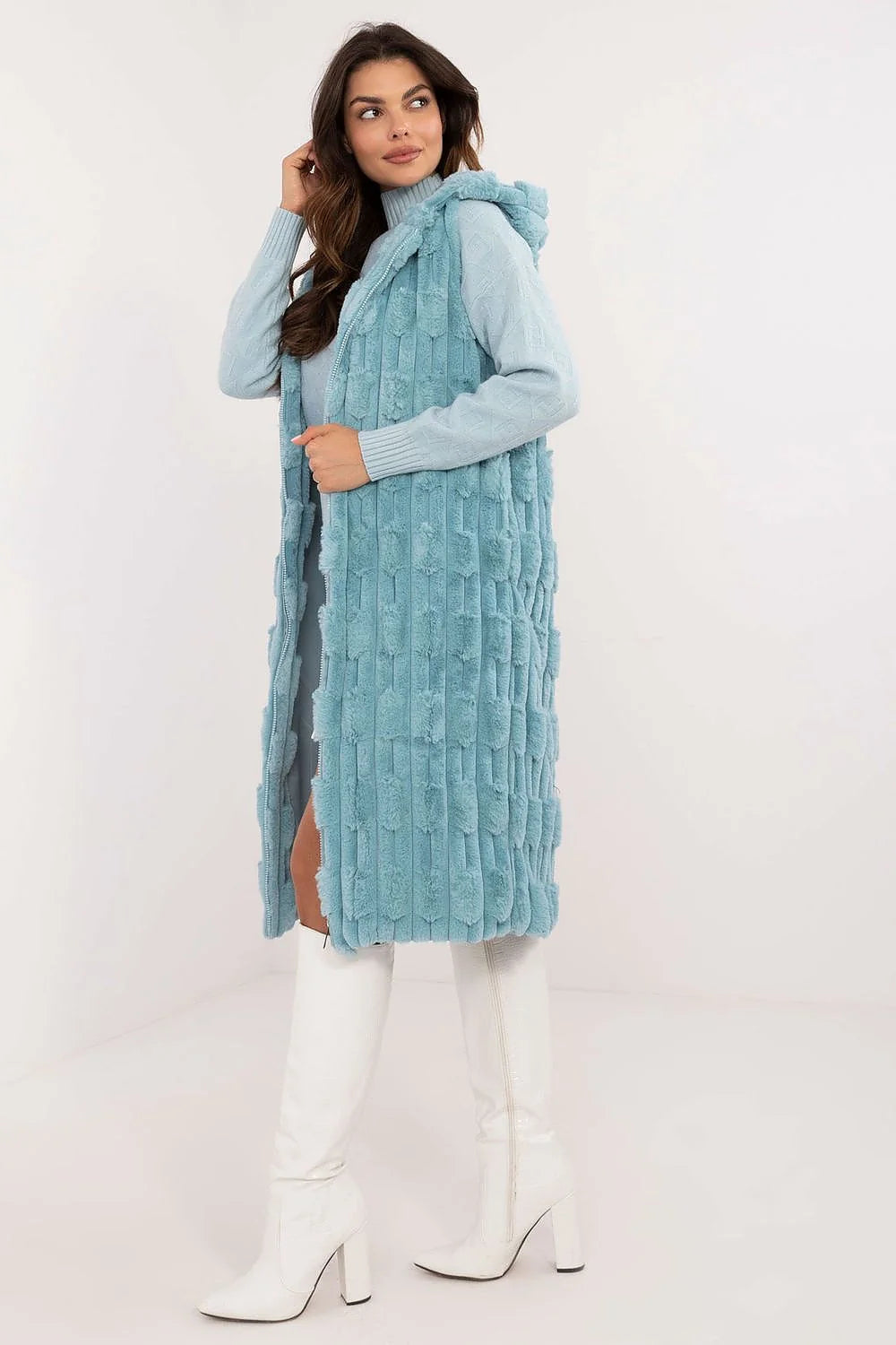 Ensemble mode hivernal pour femmes veste sans manches fourrure synthétique pull col roulé jupe courte bottes hautes bleu pastel blanc chic moderne