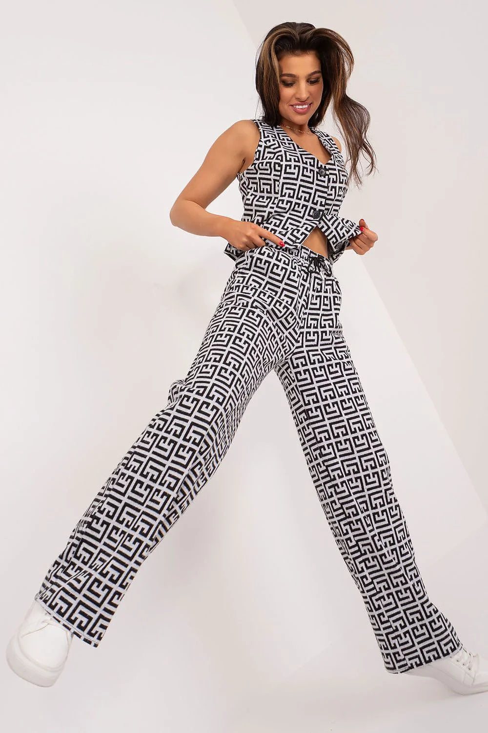 Pantalon femme motif géométrique noir et blanc moderne style chic allure décontractée coupe ajustée taille nouée poches latérales coton confortable occasion quotidienne travail réunion