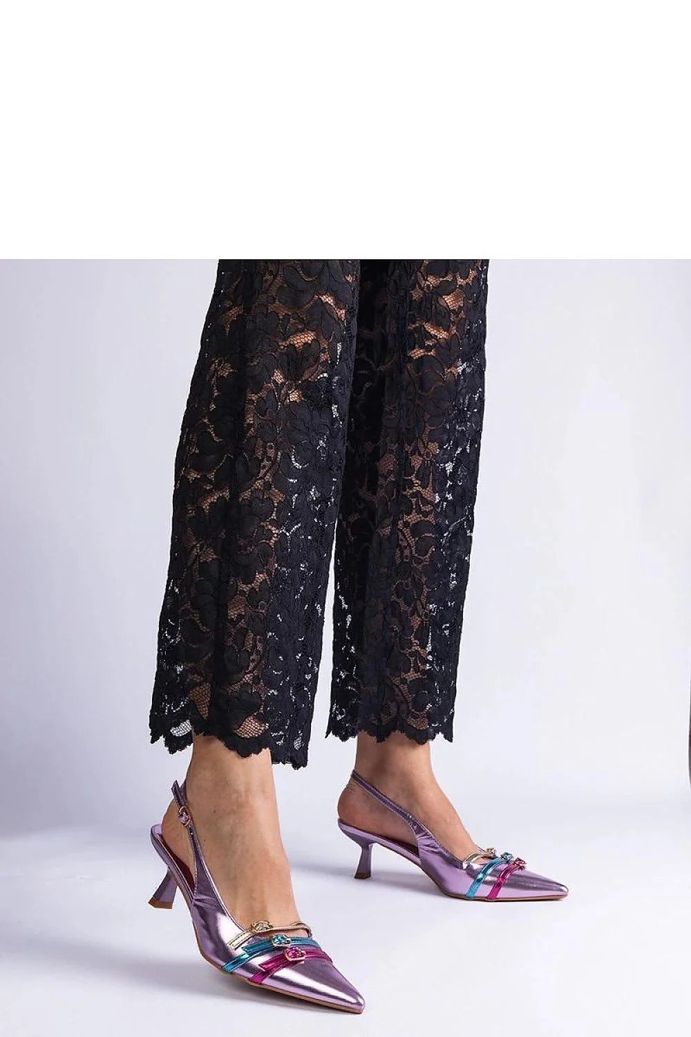 Ensemble robe et chaussures pour femme avec dentelle noire et cuir métallique violet, style sophistiqué et moderne