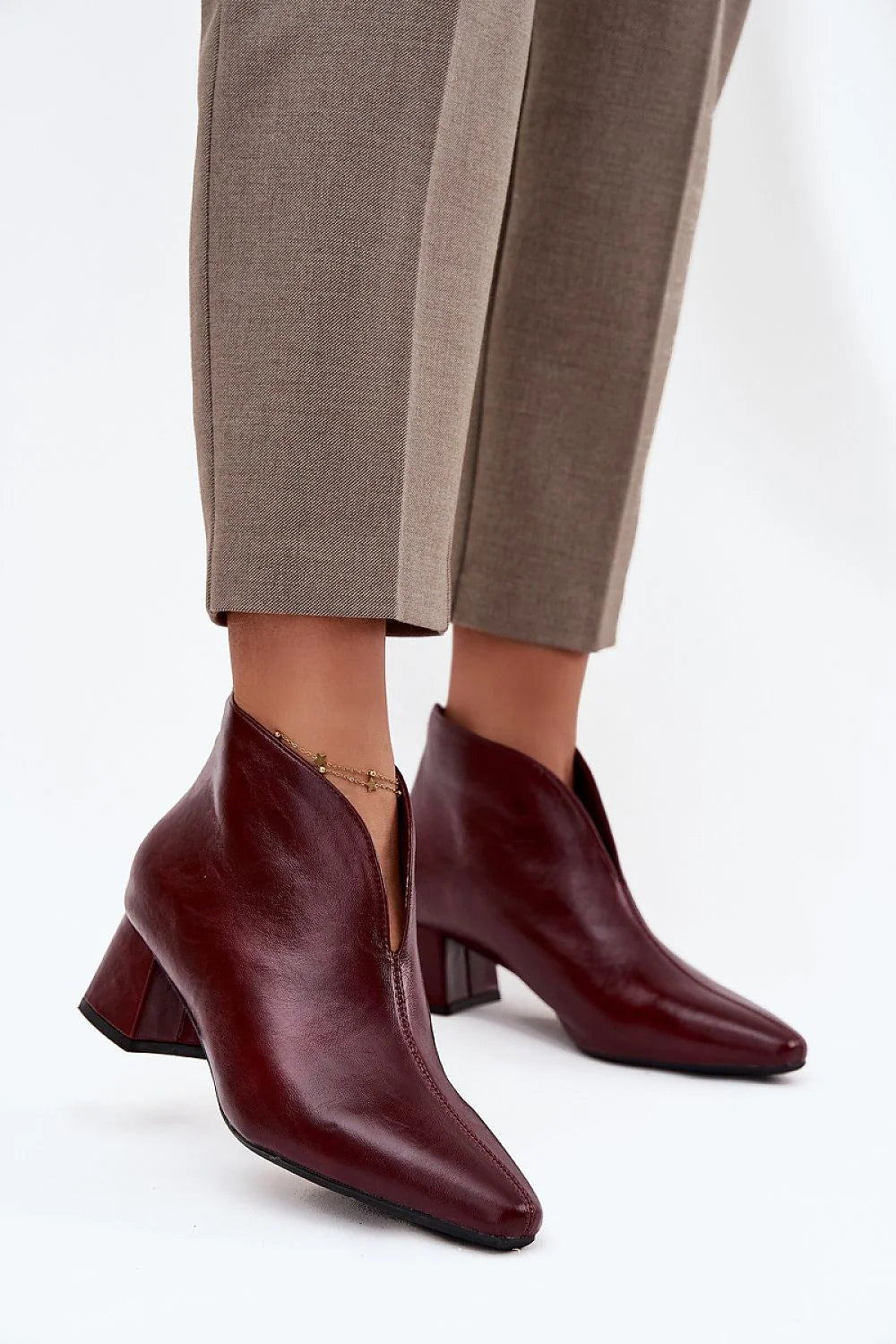 bottines femme cuir écologique bordeaux lisse bout amande découpe V talon pilier stable mi haut minimaliste élégantes confortables