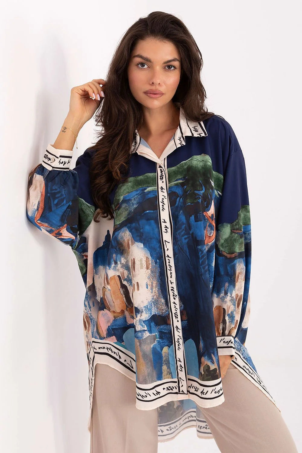 chemise tunique femme manches longues oversize coupe boyfriend imprimé pictural bleu marine vert pêche beige tissu fluide satiné viscose polyester
