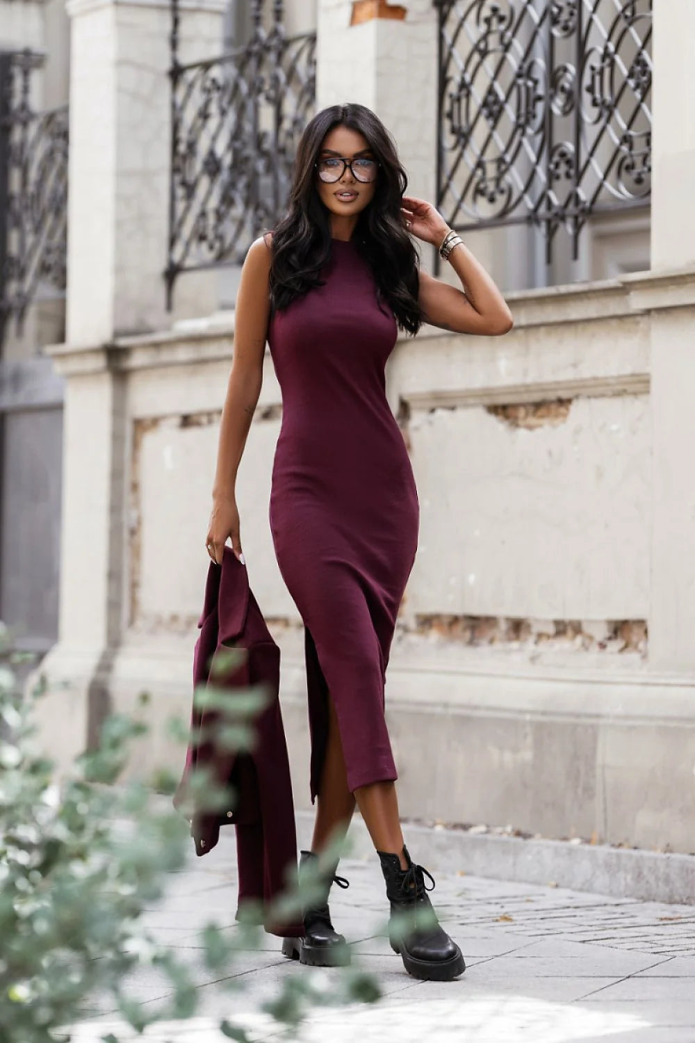 ensemble femme robe midi fourreau bordeaux veste courte croisée silhouette ajustée mi mollet manches longues taille marquée maille extensible
