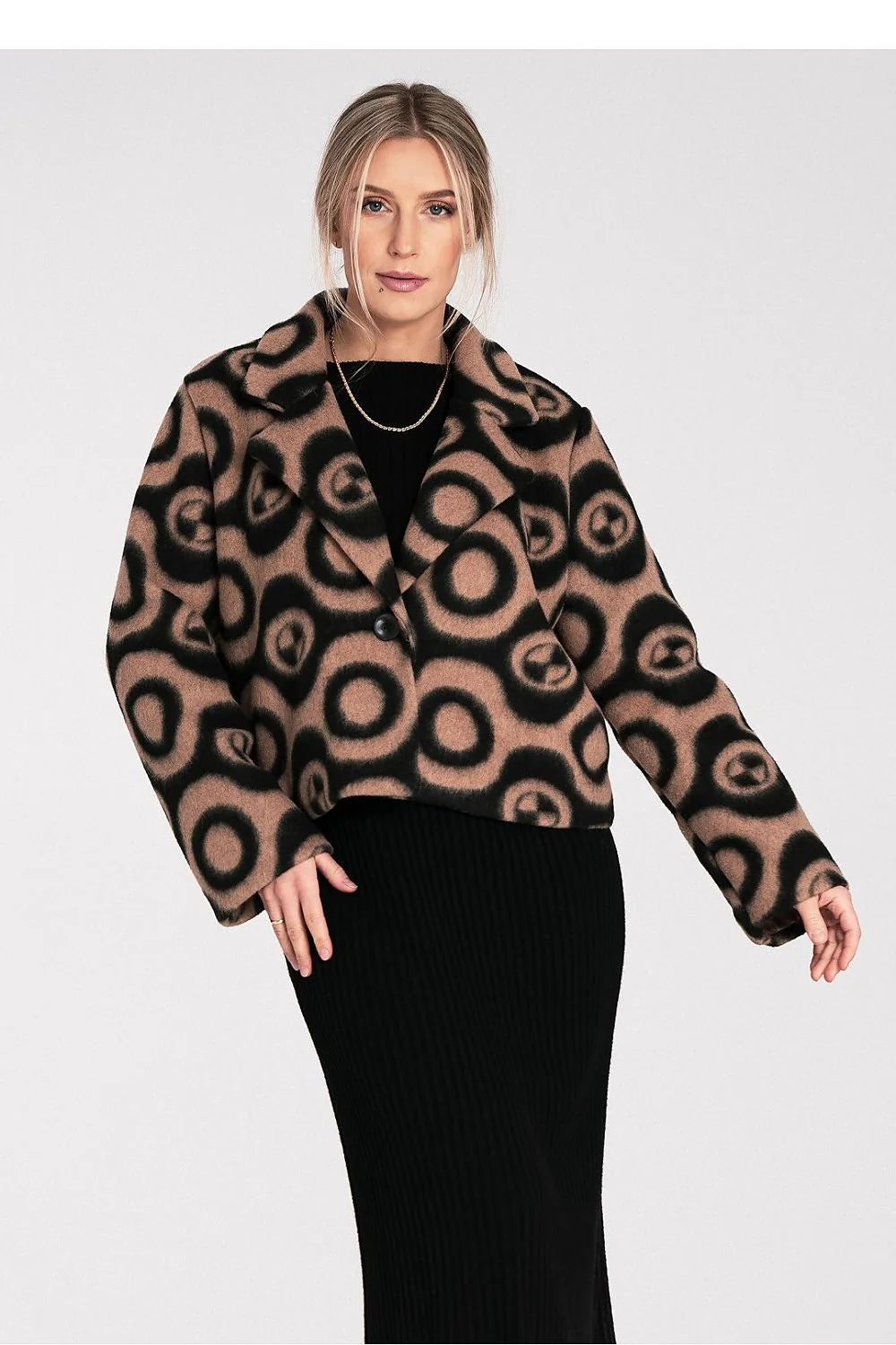 veste courte femme blazer oversize col cranté bouton unique feutré camel imprimé cercles concentriques manches larges tombé structuré superposable élégant