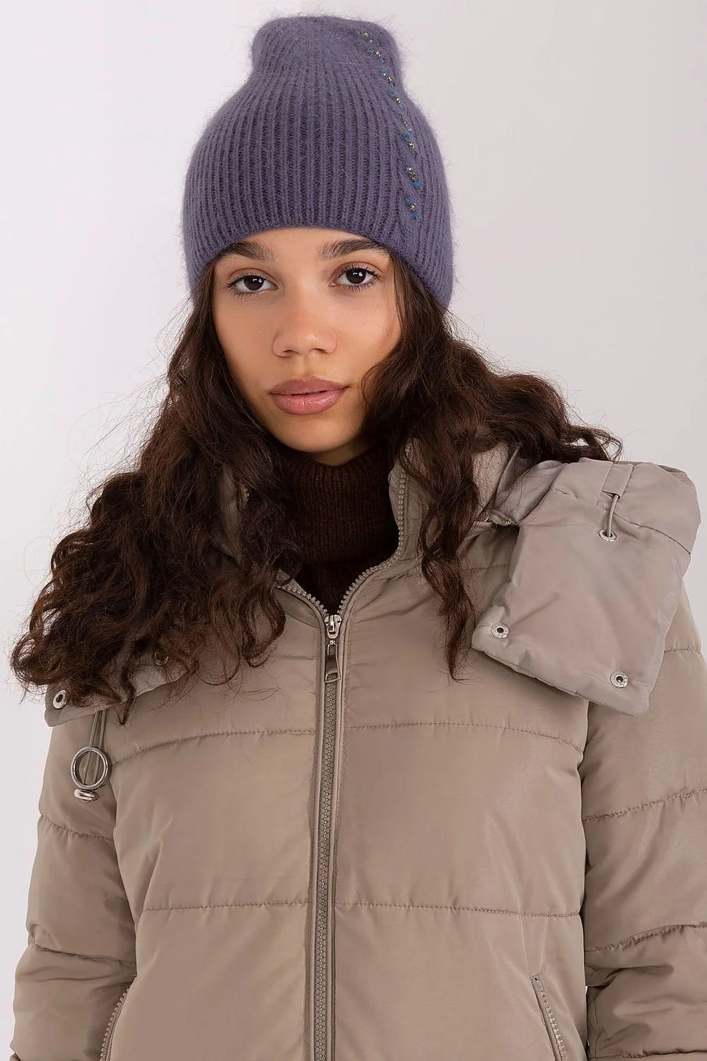Bonnet et doudoune hiver mode femme design côtelé taupe et mauve douce matelassé col montant