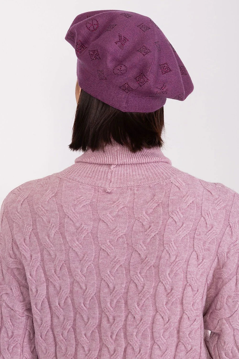 Béret en laine prune avec motifs géométriques, pull maille torsadée mauve clair, style élégant, coupe classique, mode intemporelle femme