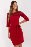 robe cocktail crayon dentelle rouge vif ajustée taille nouée manches troisquarts encolure ronde coton polyester elasthanne élégante sophistiquée structurée glamour