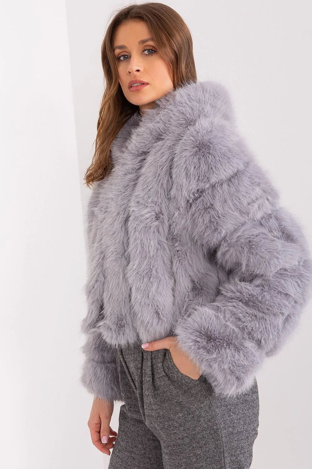 Manteau en fausse fourrure pour femme court style moderne sans fermeture manches longues couleur gris lavande matériau polyester résistant aux intempéries