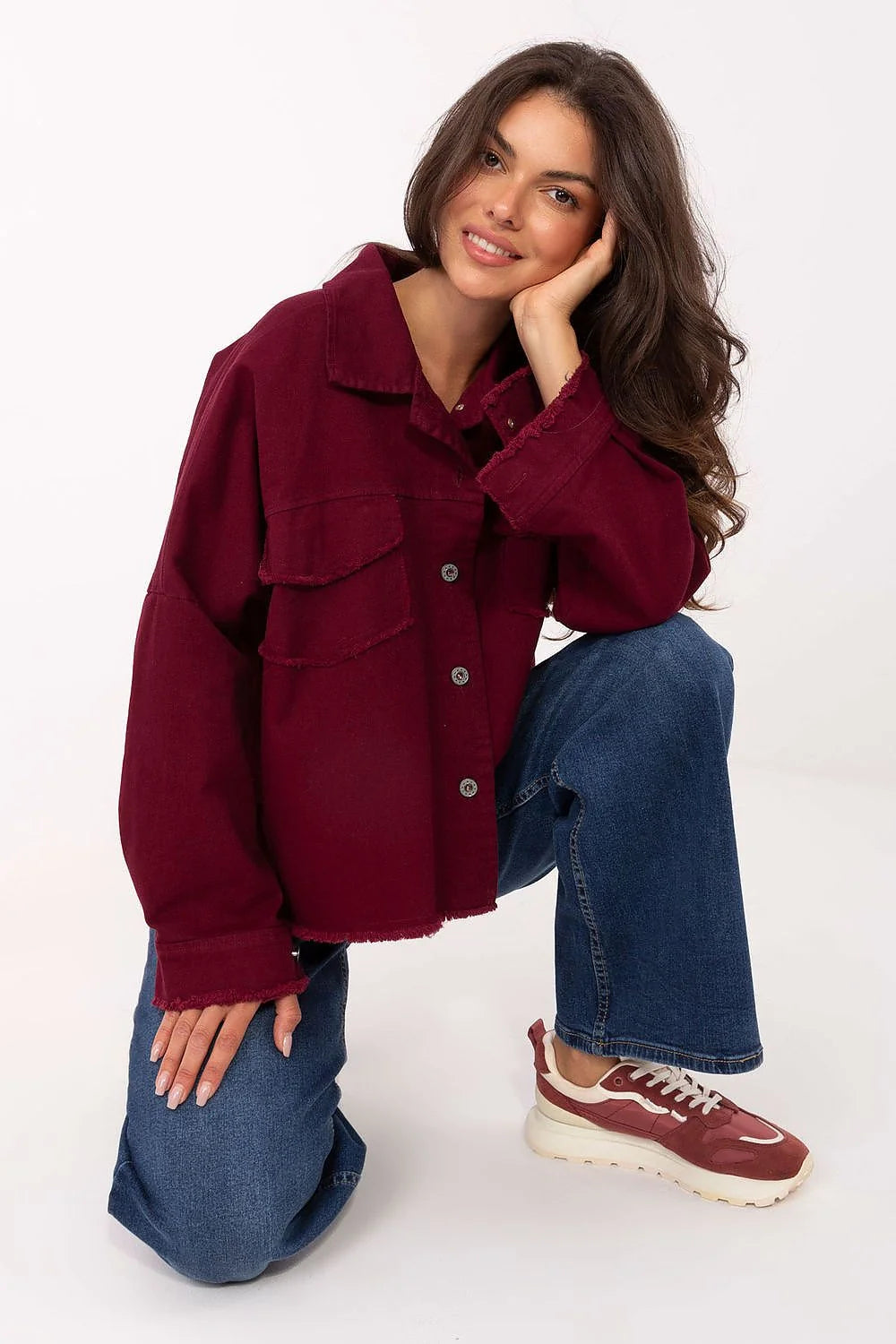chemise jean femme shacket oversize bordeaux profond col classique boutonnée manches longues poches poitrine rabat coupe boxy épaules tombantes