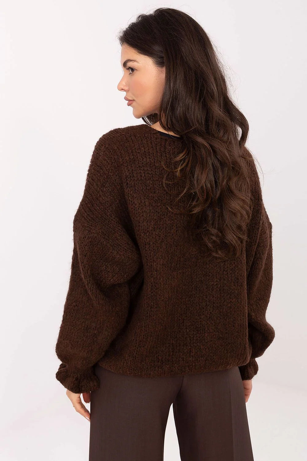 cardigan femme oversize boxy coupe courte maille épaisse duveteuse chocolat col V profond manches ballon délicates finitions côtelées poignets base