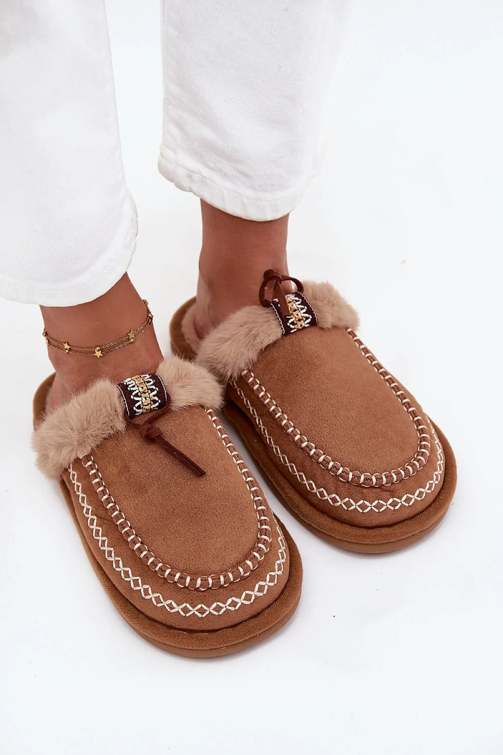 chaussons femme suédine écologique cognac mocassins mule intérieur doublure fourrure bordure beige semelle plate surpiqûres blanches nœud décoratif