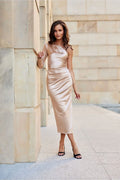 Robe de soirée élégante asymétrique satin champagne longueur midi coupe ajustée sans manches épaule nue femme