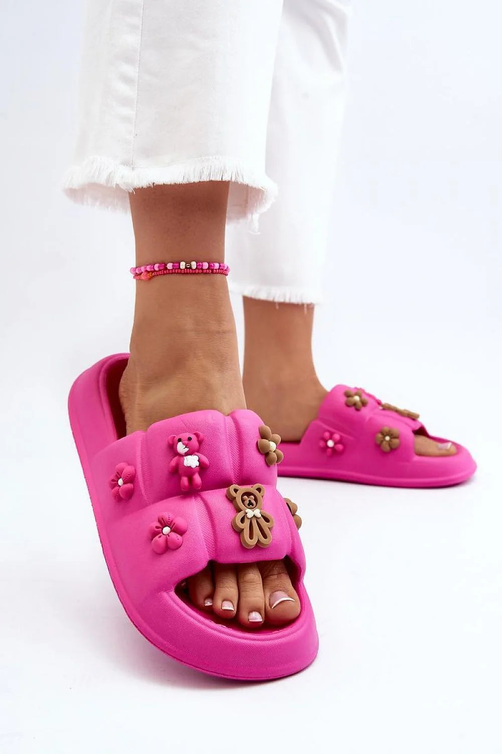 Sandales femmes design ludique moderne ouvertes brides larges détails fleurs ours mousse EVA semelle épaisse plage détente