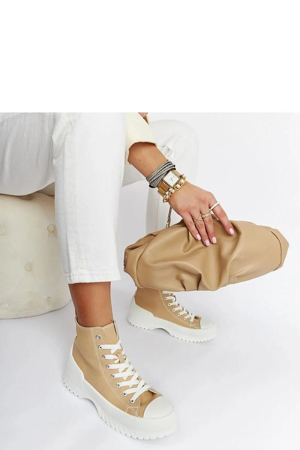baskets montantes beige textile tige lisse bout renforcé blanc semelle plateforme crantée épaisse lacets blancs silhouette chunky maintien cheville confortable