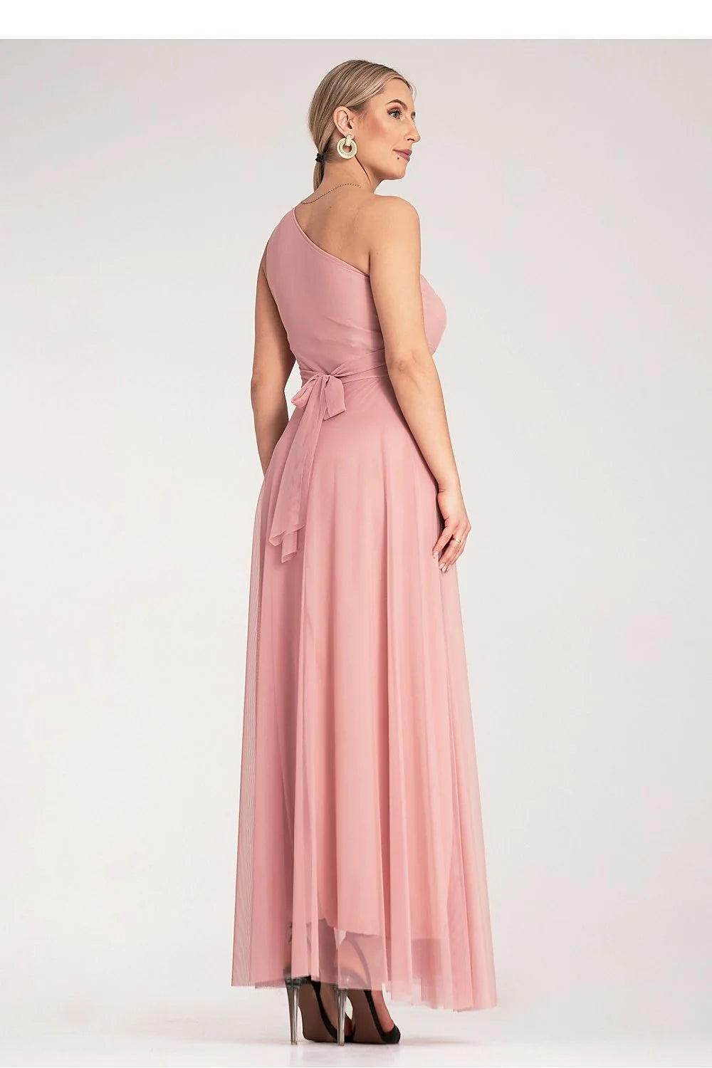 Robe de soirée asymétrique élégante longue épaule nue tissu léger rose pâle femme occasion formelle gala mariage