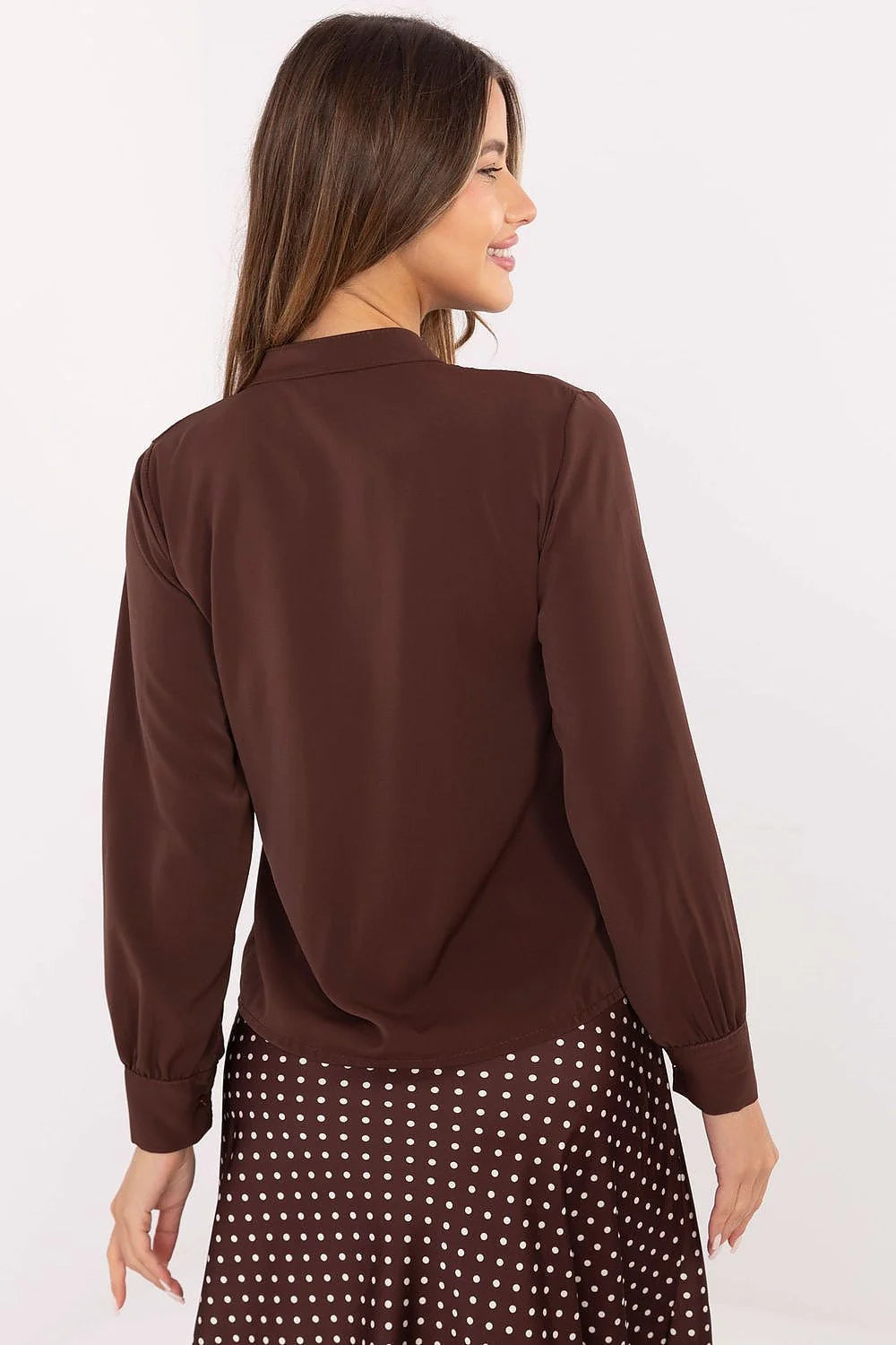 chemise femme manches longues col montant jabot volants cascade chocolat polyester elasthanne fluide tombée élégante cintrée poignets boutonnés confortable ajustée