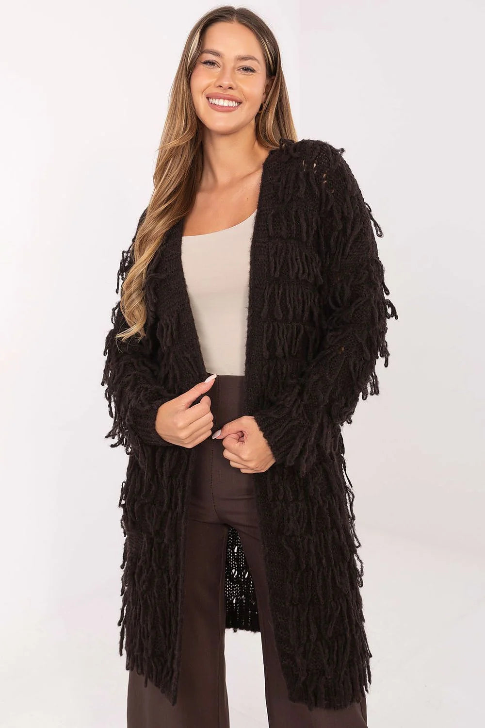 cardigan long femme grosse maille noir gilet ouvert oversize manches longues coupe droite bouclée franges décoratives shaggy bohème cosy genou