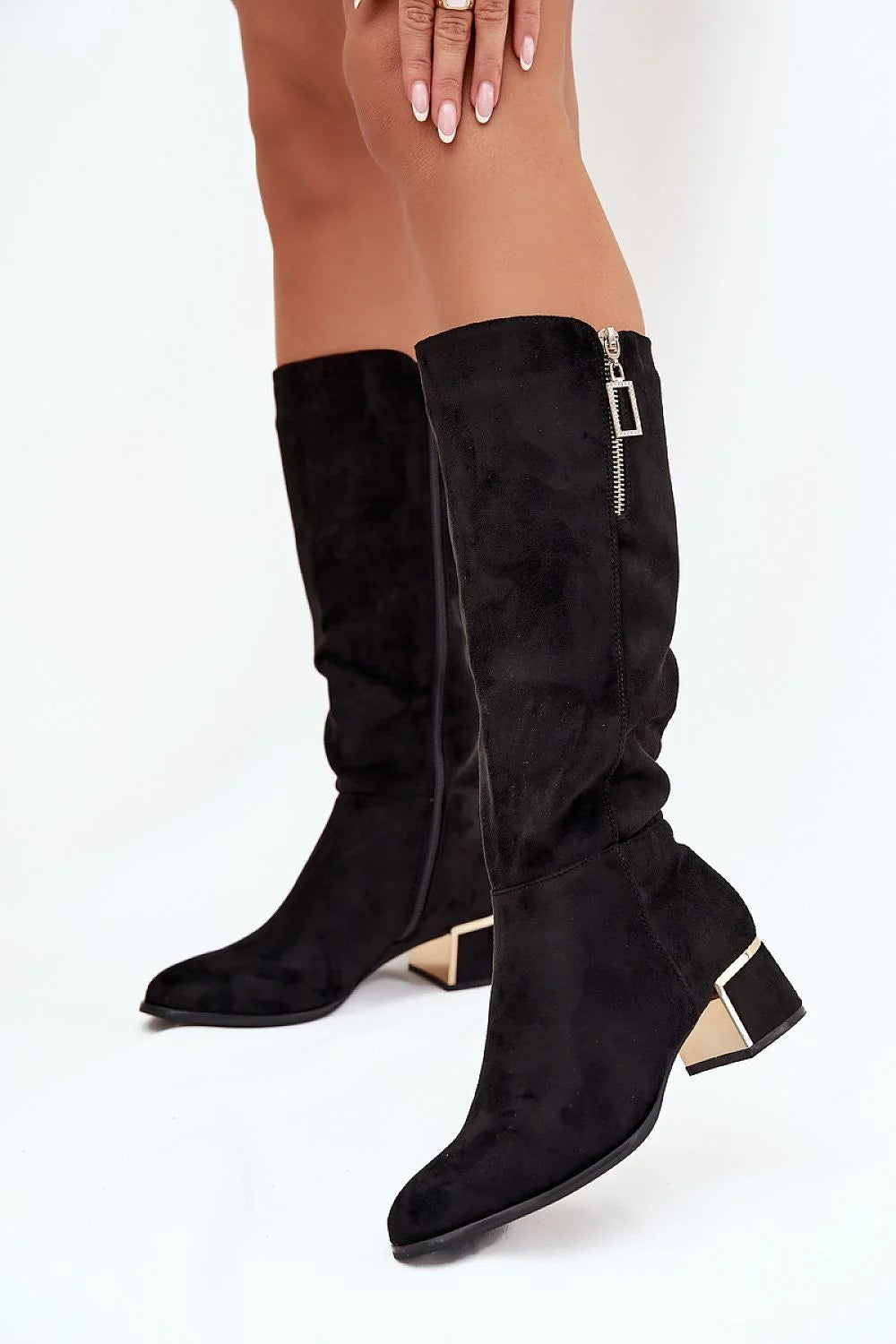 bottes hautes femme suédine noire tige froncée bout pointu talon carré moyen insert métallique doré zip latéral décoratif coutures élégantes