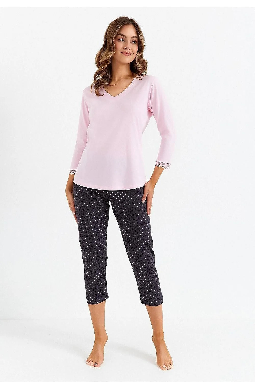 Pyjama pour femme élégant en V-shirt manches 3/4 dentelle pantalon capri pois noir blanc doux
