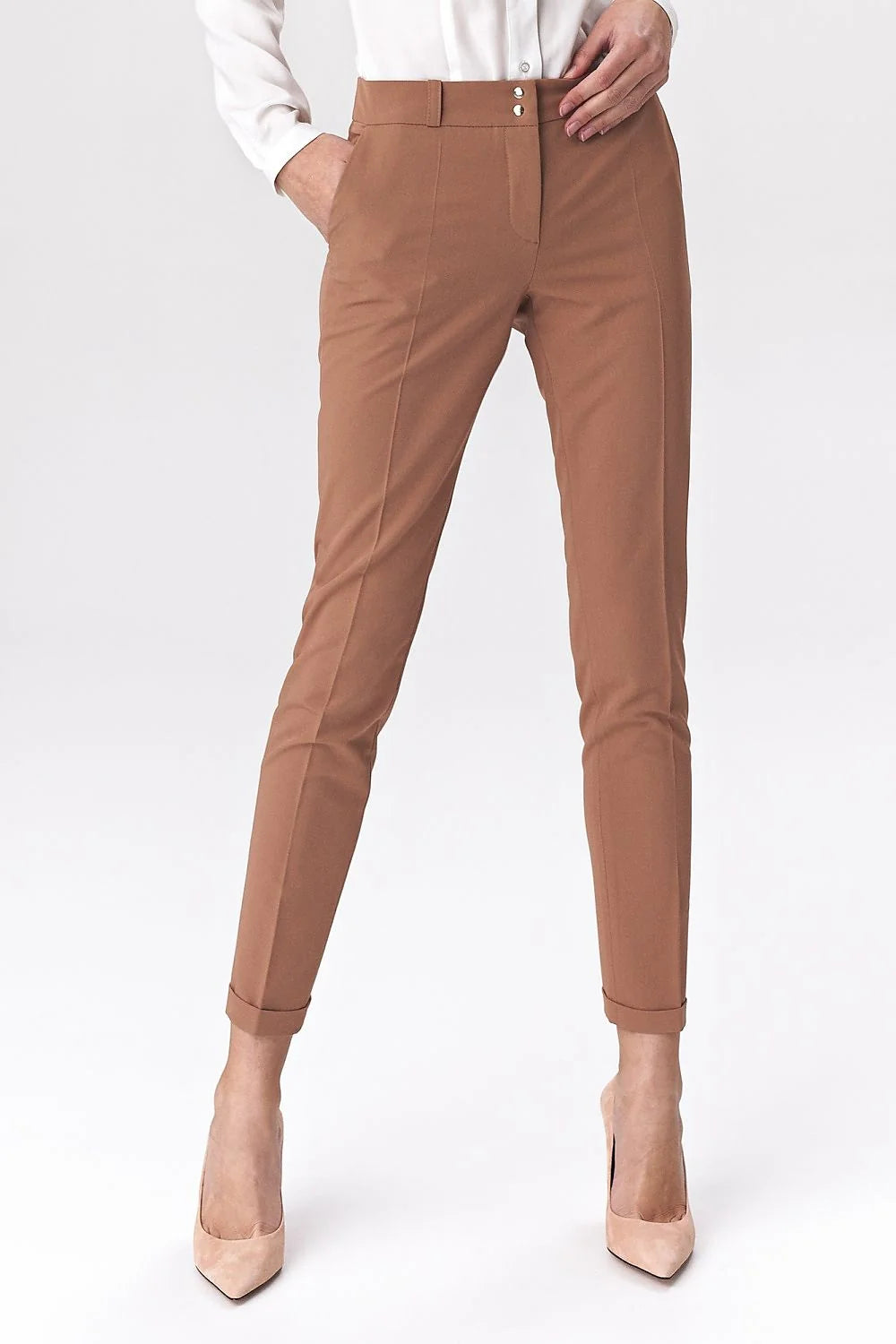 Pantalon femme élégant couleur camel slim fit longueur cheville braguette dissimulée boutons apparents ceinture poches frontales occasions travail casual