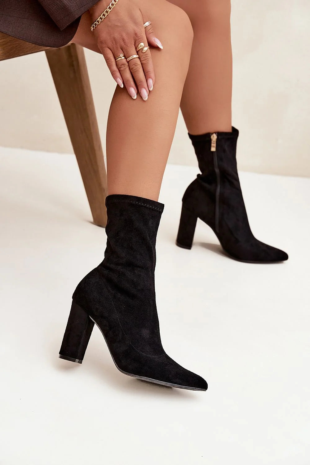 bottines femme suédine écologique noir talon bloc haut stable bout pointu tige mimollet ajustée fermeture éclair latérale dorée coutures subtiles