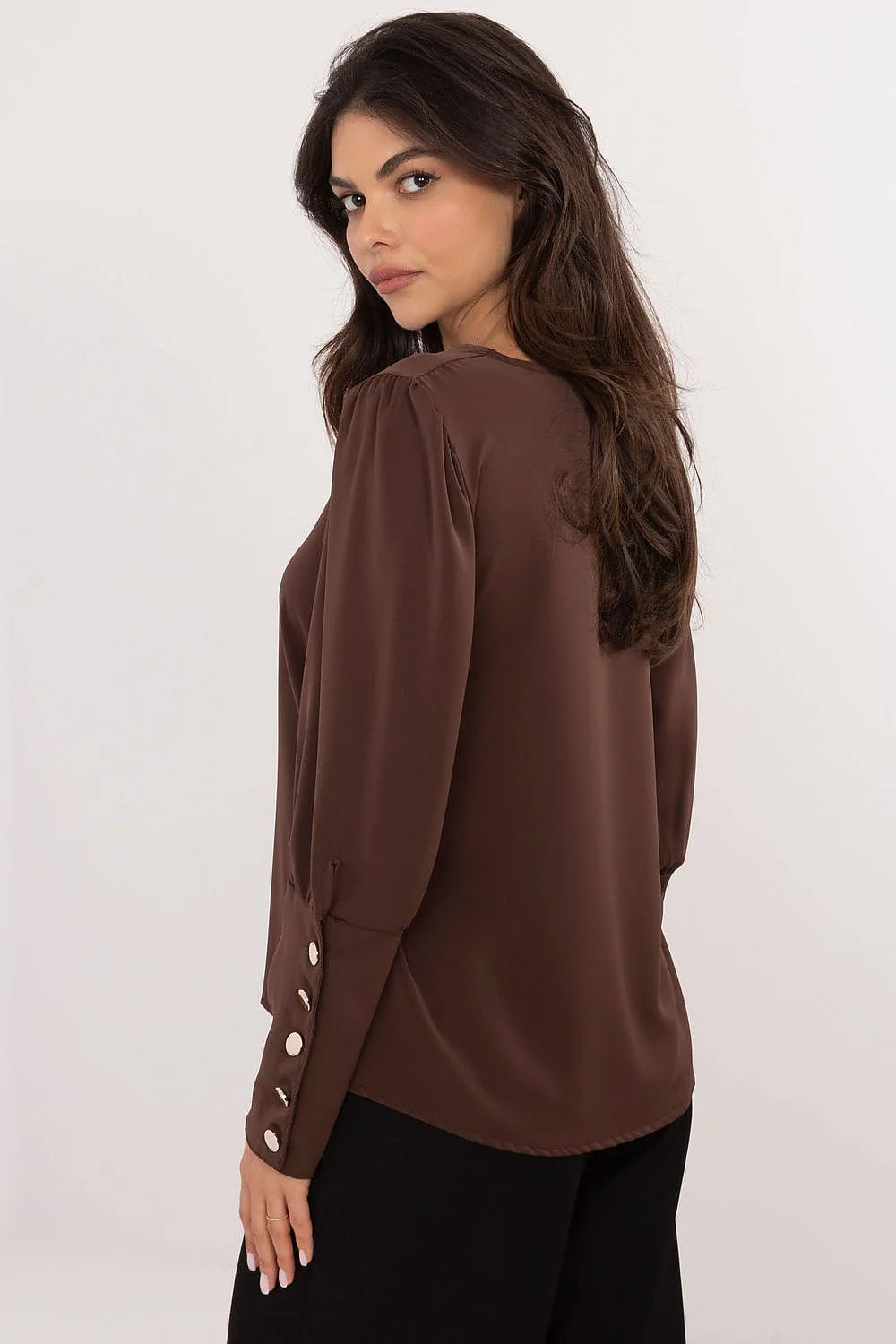 chemisier femme marron chocolat col V manches longues bouffantes poignets boutonnés métalliques coupe droite tissu fluide lisse viscose polyester élasticité