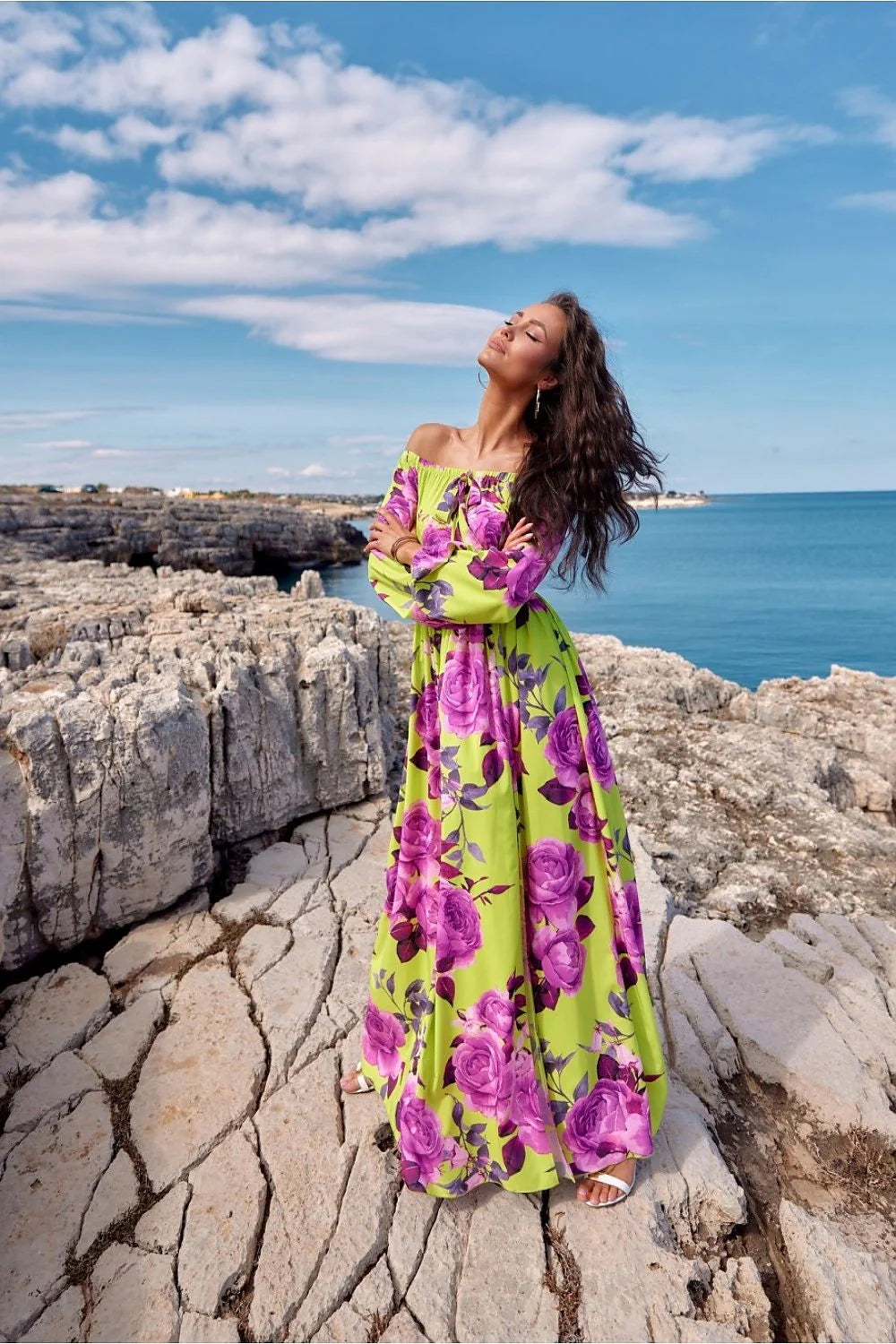 Robe longue estivale Roco Fashion en vert vif motifs floraux encolure bateau manches longues amples taille élastiquée