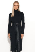 Robe en maille côtelée noire élégante avec ceinture similicuir chic pour femme moderne stylée
