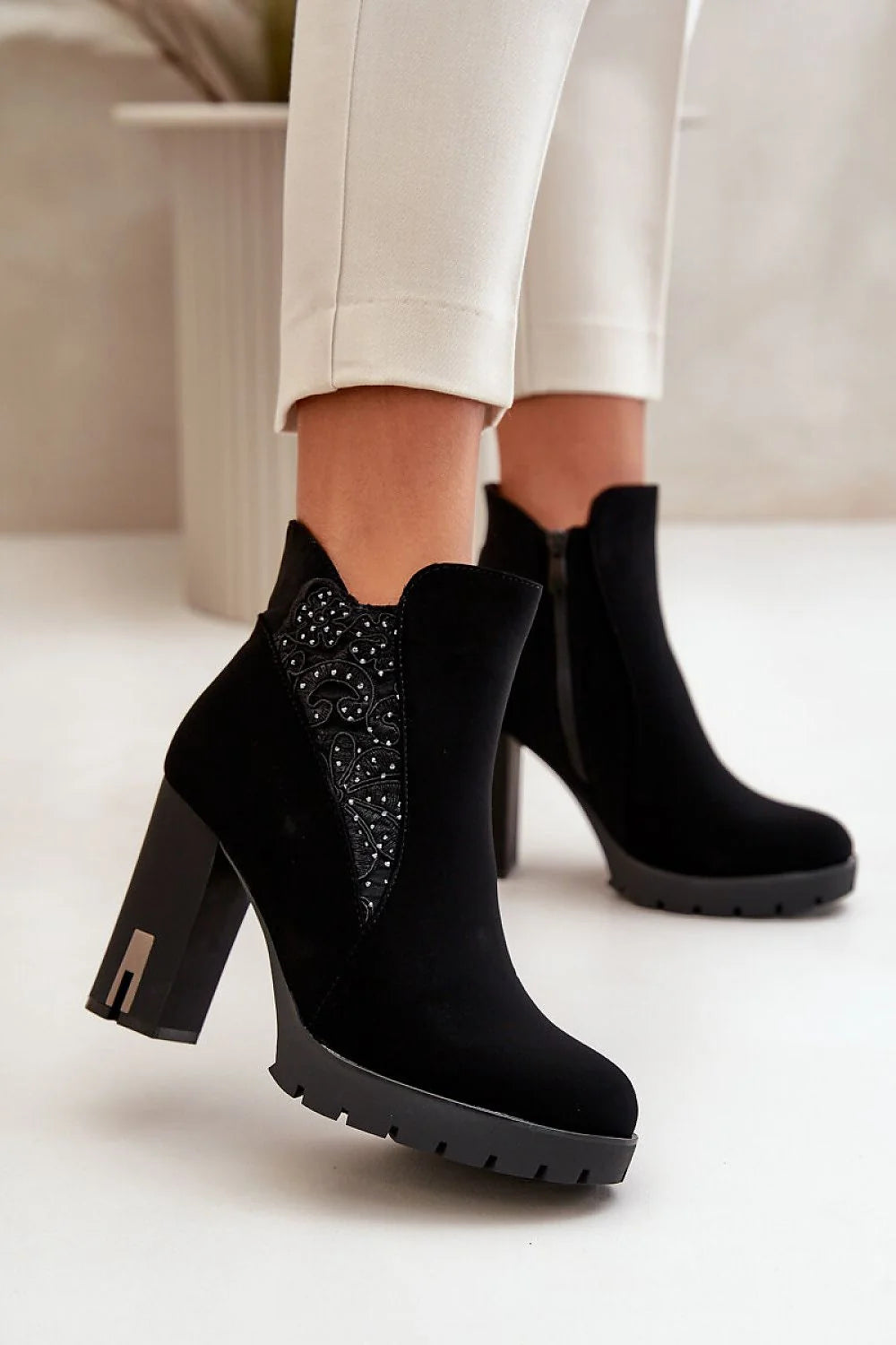 Bottines élégantes à talon haut pour femmes, cuir, design sophistiqué, confortable et moderne, finitions impeccables