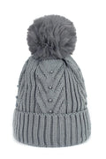 Bonnet d'hiver élégant pour femme en maille tricotée grise à motifs chevrons, perles décoratives et pompon en fausse fourrure, doublure autour des oreilles, confort et style pour les jours froids