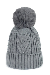 Bonnet d'hiver élégant pour femme en maille tricotée grise à motifs chevrons, perles décoratives et pompon en fausse fourrure, doublure autour des oreilles, confort et style pour les jours froids