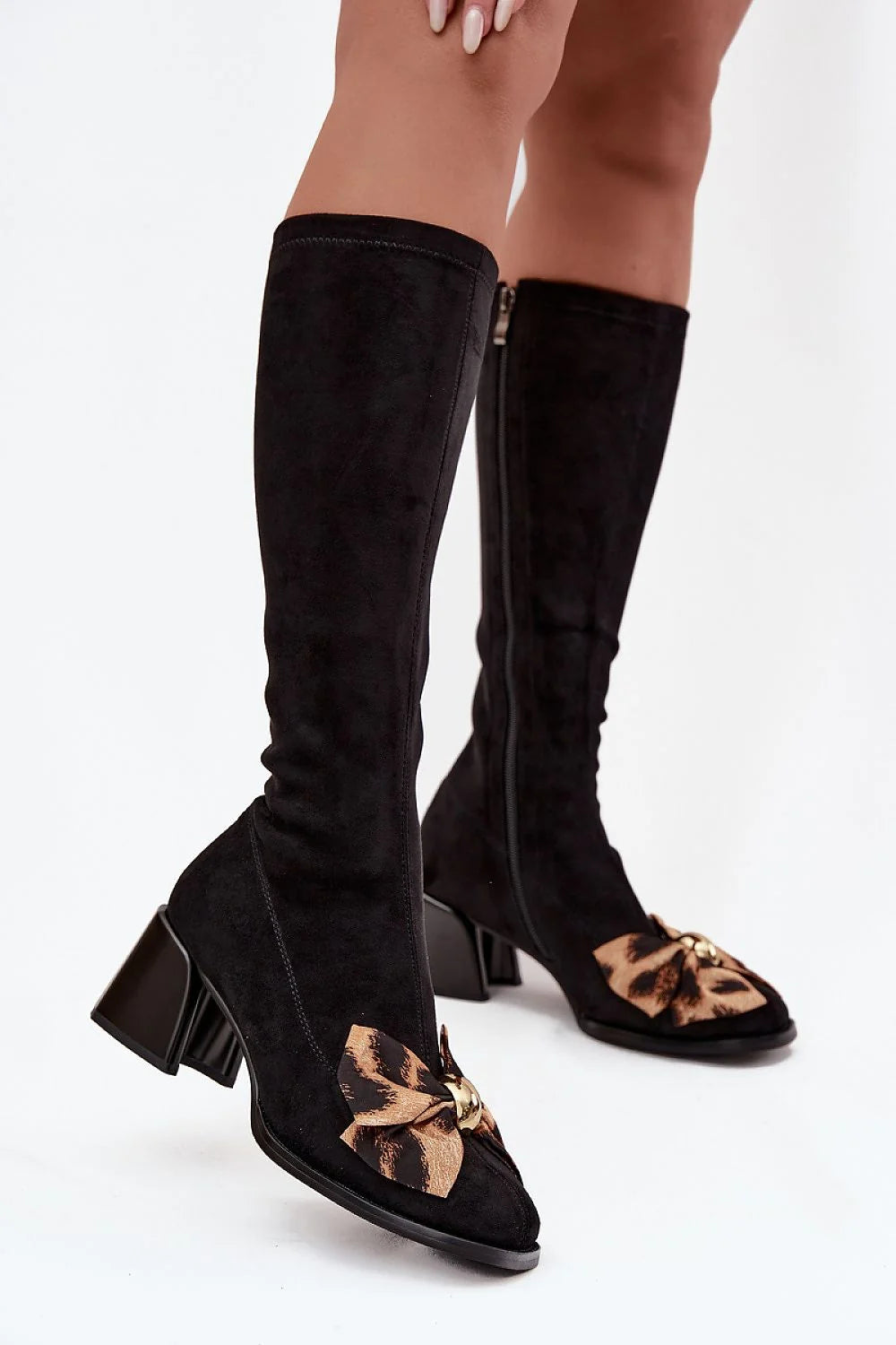bottes femme suédine noir hauteur genou talon carré stable confortable bout pointu fermeture zip latéral nœud léopard bijou doré